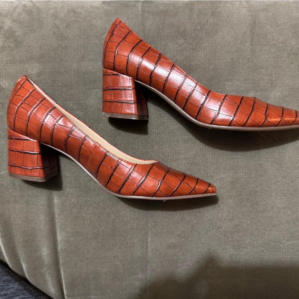 Unisa amber block pumps